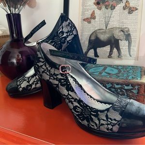 Beautiful, classy shoes with a chunky heel. Like new.